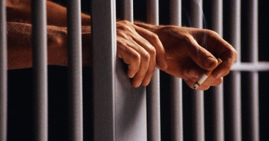 Stire din Eveniment : Cât stă după gratii un tânăr care a incendiat casa părintească