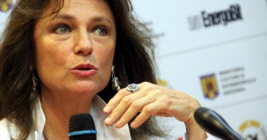 Stire din Monden : Actrița Jacqueline Bisset, idilă cu un jurnalist român