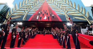 Stire din Actualitate : Un fel de "sat fără câini?". Un nou FURT LA CANNES: A dispărut un colier de diamante!