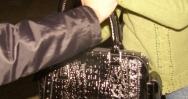 Stire din Eveniment : Patroană de magazin, anchetată pentru că a jefuit o bătrânică