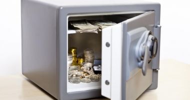 Stire din Eveniment : Și-a jefuit proprii părinți. O tânără a fugit din casă cu un seif plin de bani și bijuterii