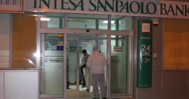 Stire din Eveniment : JAFUL de la banca Sanpaolo / Cum să furi 20.000 de lei în 40 de secunde