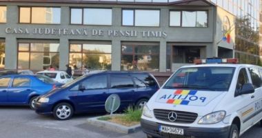 Stire din Eveniment : Jaf ca-n filme la Casa de Pensii! Hoții au furat aproximativ 50.000 de euro din două seifuri
