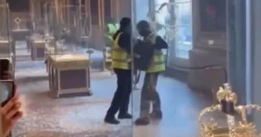 Stire din Actualitate : Au apărut imaginile de pe camerele de supraveghere care au surprins jaful de la muzeul Luvru