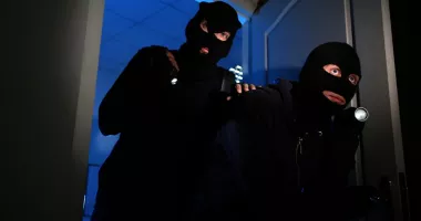 Stire din Eveniment : Cagule și mănuși, dar camerele i-au dat de gol! Doi adolescenți prinși după mai multe jafuri