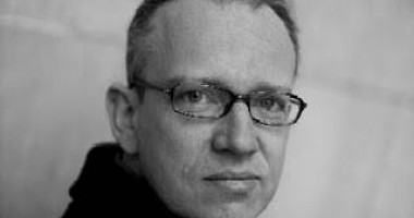 Stire din Cultură-Educație : "Începem coborârea" - un strălucit roman despre dragoste și război