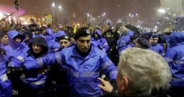 Stire din Eveniment : Justițiar sau agresor? De ce nu au dat cu pumnii și ceilalți jandarmi? De ce colegii l-au tras din fața manifestanților?