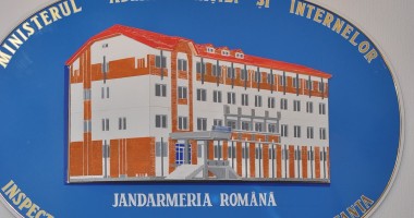 Stire din Eveniment : Cum i-au ajutat jandarmii constănțeni pe oamenii ținuți captivi de zăpada