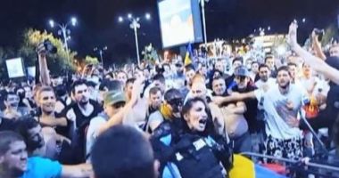 Stire din Eveniment : Jandarmerița bătută în Piața Victoriei RUPE TĂCEREA: M-am temut pentru viața mea