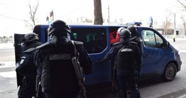 Stire din Actualitate : Jandarmii asigură paza la aeroportul din Suceava, după ce medicii DSP au acuzat că sunt scuipați de cei pe care îi carantinează