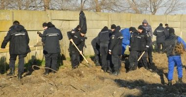 Stire din Eveniment : Zeci de jandarmi constănțeni au plantat puieți în fața sediului unității