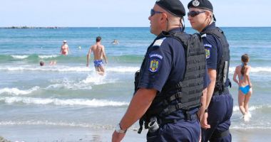 Jandarmii patrulează pe litoral. Comercianții ambulanți, amendați la rând!
