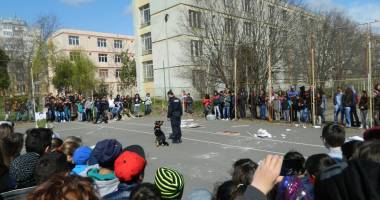 Stire din Eveniment : Jandarmii, alături de elevi în cadrul programului "Școala altfel"