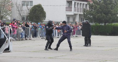 Stire din Eveniment : Jandarmii constănțeni, vizitați de elevii de liceu