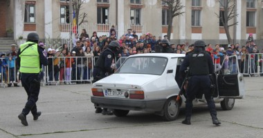 Jandarmii constănțeni, vizitați de elevii de liceu - 2