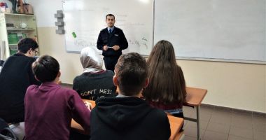 Stire din Cultură-Educație : Adolescenții, față în față cu jandarmii