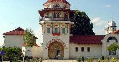 Stire din Eveniment : Jandarmii constănțeni, cu ochii în patru pe credincioșii care ajung la Mănăstirea Dervent