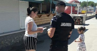 Stire din Eveniment : Jandarmii, la datorie: au împărțit sfaturi pe străzile din Costinești