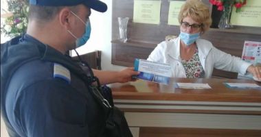 Jandarmii constănțeni au împărțit  sfaturi pe plaja din Vama Veche