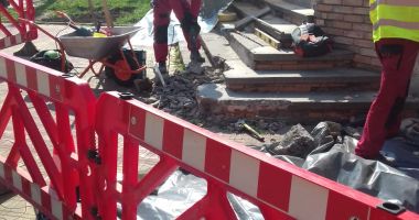 Stire din Social : Jardinierele din Constanța, reabilitate de angajații primăriei