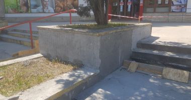 Stire din Politică-Administrație : Administrația locală reface jardinierele din Constanța