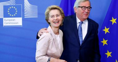 Stire din Actualitate : Jean-Claude Juncker spune că Ursula von der Leyen este o "europeană adevărată"