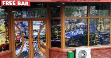 Stire din Eveniment : Lăsat fără 65.000 de lei în fața unei săli de jocuri de noroc. Hoțul a profitat de neatenția tânărului