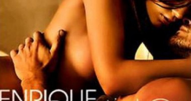 Stire din Monden : Jennifer Lopez, goală în brațele lui Enrique Iglesias