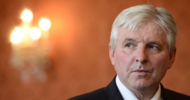 Stire din Actualitate : Președintele ceh va numi miercuri un guvern de tranziție