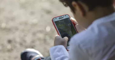 Stire din Actualitate : Fără telefoane în licee și fără social media pentru copiii sub 15 ani