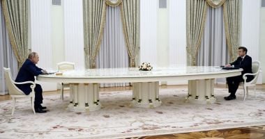 Stire din Actualitate : De ce Macron și Putin au stat luni departe unul de altul, la capetele unei mese de 4 metri lungime