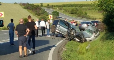 Stire din Eveniment : ACCIDENT MORTAL. Două autoturisme s-au lovit frontal