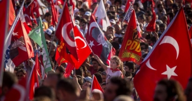 Stire din Actualitate : Zeci de mii de persoane protestează la Istanbul împotriva lui Erdogan