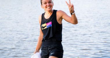 GALERIE FOTO/  Imagini de poveste cu Simona Halep! A sărit în râul Vltava după titlul câștigat la Praga - 4