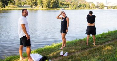 GALERIE FOTO/  Imagini de poveste cu Simona Halep! A sărit în râul Vltava după titlul câștigat la Praga - 5
