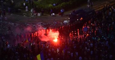 GALERIE FOTO / Violențe la mitingul diasporei: 452 de răniți. Protestele continuă și astăzi - 2