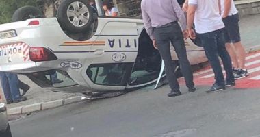 GALERIE FOTO / Accident spectaculos. Mașină de poliție răsturnată chiar în fața sediului - 3
