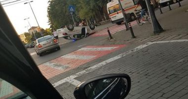 GALERIE FOTO / Accident spectaculos. Mașină de poliție răsturnată chiar în fața sediului - 4