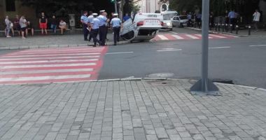 GALERIE FOTO / Accident spectaculos. Mașină de poliție răsturnată chiar în fața sediului - 5