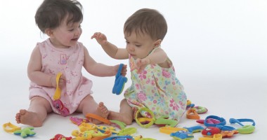 Stire din Diverse : Cum să alegi jucăria potrivită pentru copilul tău