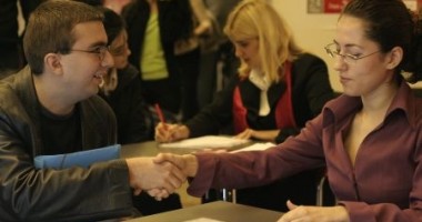 Stire din Social : Jumătate din românii apți de muncă au un job