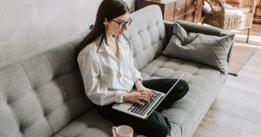 Stire din Social : Tinerii apelează la locuri de muncă part-time, pentru a câștiga bani în plus