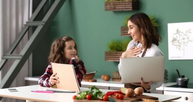 Stire din Social : Joburile part-time tot mai căutate de români. Se caută variante de muncă mai flexibile