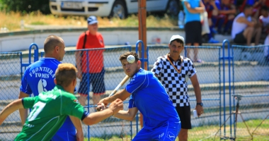 Stire din Sport : Promovăm sportul național! Taberele  și competițiile de oină ale anului 2017