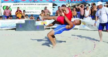 Stire din Social : Spectacol de lupte pe plajă, la Jocurile Sportive ale Mangaliei