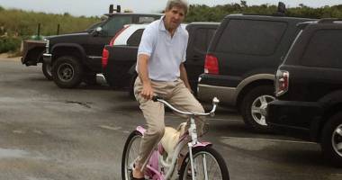 Stire din Actualitate : John Kerry, implicat într-un accident în timp ce mergea pe bicicletă