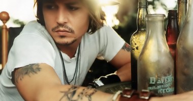 Stire din Monden : Johnny Depp s-a îmbătat atât de tare încât a căzut lat pe stradă / VIDEO