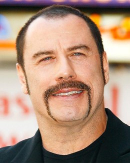 Travolta și-a făcut implant de păr