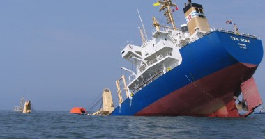 Stire din Economie : CRIZELE DE PE MARE! Marinarii români, abonați la NENOROCIRI