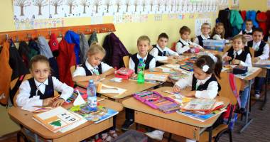 Înscrieri cu strigături la clasa pregătitoare. Părinții fac presiuni pentru anumite învățătoare